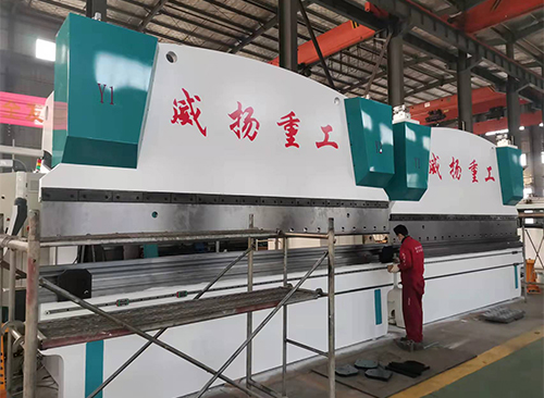 Cette cisaille pivotante peut-elle être intégrée dans une ligne de production automatisée avec des systèmes d'alimentation et d'empilage ?