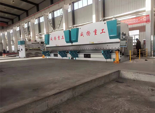 Comment la cisaille hydraulique CNC garantit-elle la cohérence et la précision sur plusieurs coupes ?