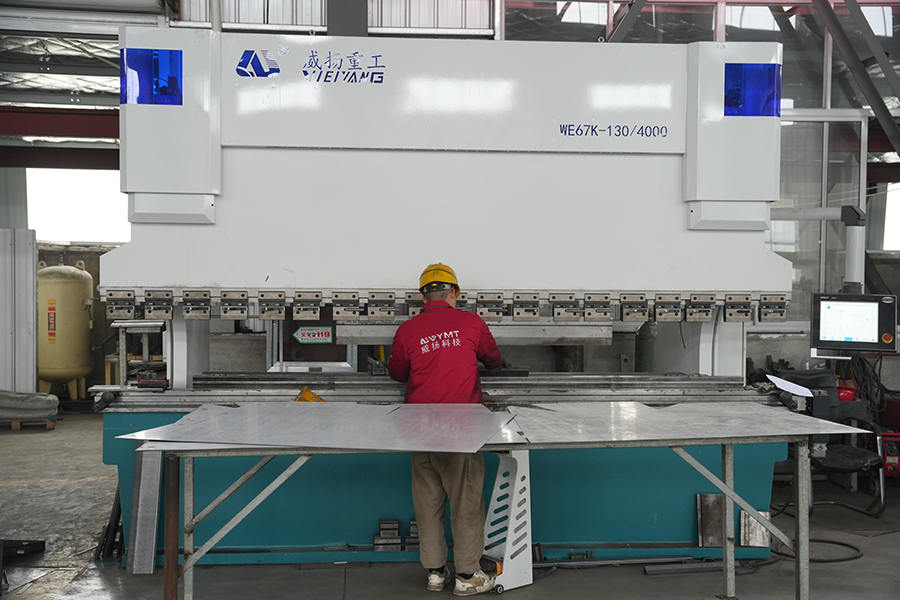 Quelles sont les principales caractéristiques d’un camion balayeuse CNC qui le différencient des autres types de balayeuses ?