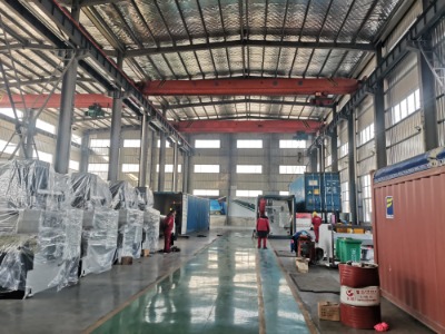 Comment cette grande cintreuse gère-t-elle la compensation du bombé pour la déflexion sur toute la longueur de pliage ?